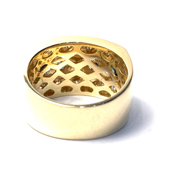 MEN’S BLUE AND WHITE DIAMOND RING