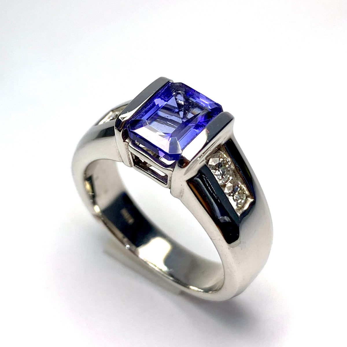 MEN’S TANZANITE RING – Exotic Gems